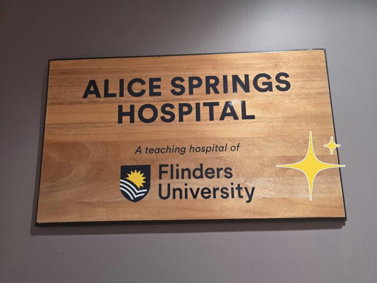 ป้ายโรงพยาบาล Alice Springs Hospital โรงพยาบาลฝึกสอนของ Flinders University ในรัฐ Northern Territory ประเทศออสเตรเลีย