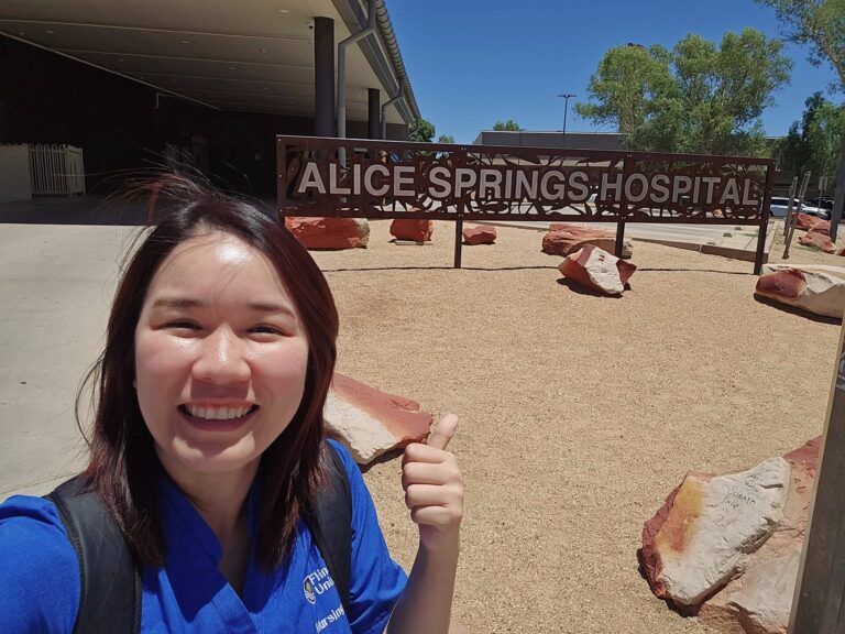 นักศึกษาพยาบาลจาก Flinders University ถ่ายภาพกับป้าย Alice Springs Hospital หลังจบฝึกงานที่ Northern Territory ประเทศออสเตรเลีย