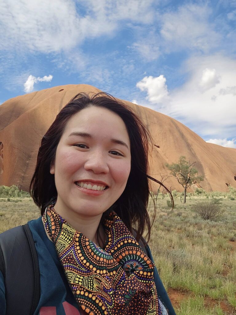 นักเรียนพยาบาลชาวไทยยิ้มแย้มขณะถ่ายเซลฟี่กับวิว Uluru ในออสเตรเลีย