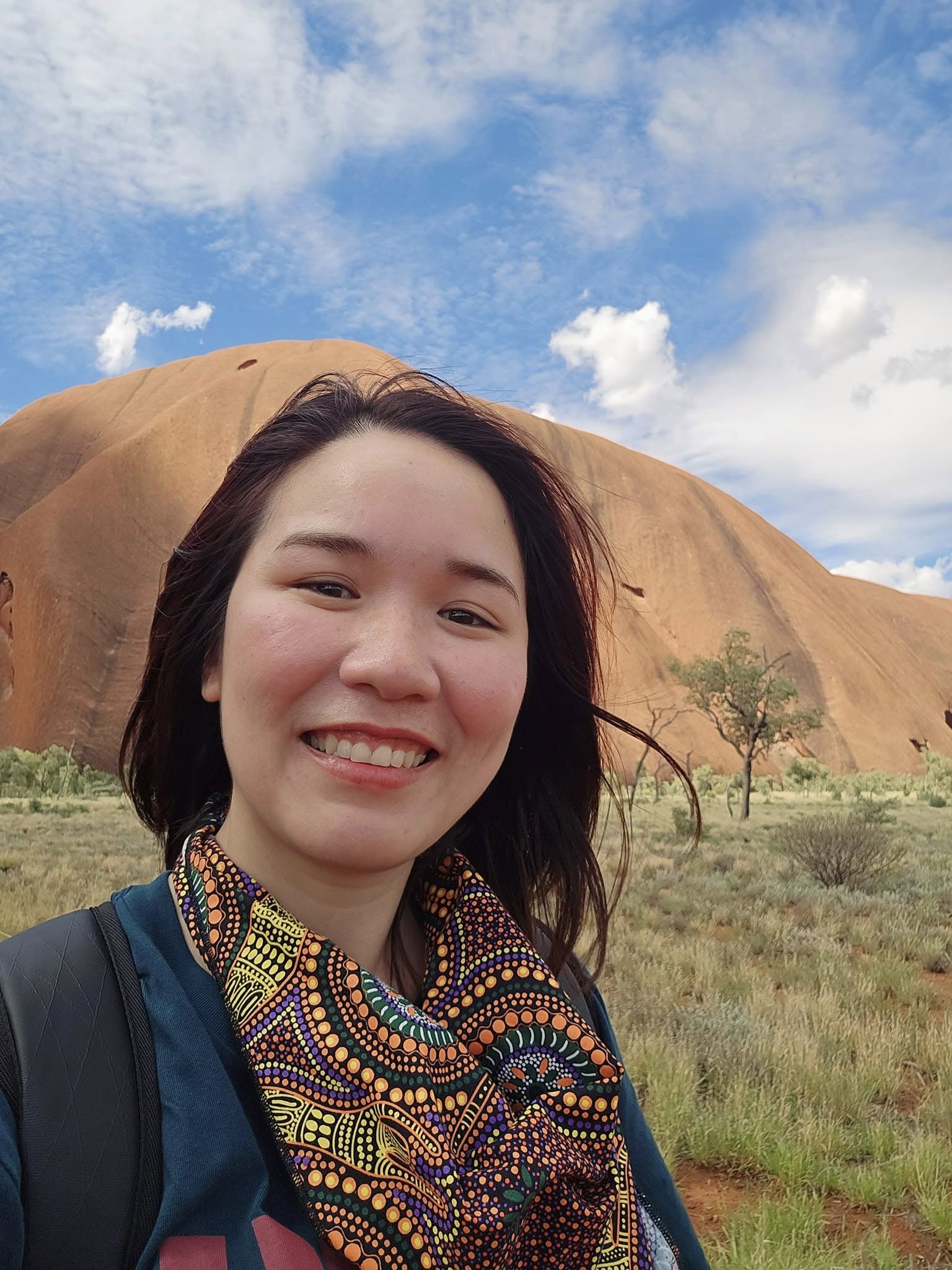 นักเรียนพยาบาลชาวไทยยิ้มแย้มขณะถ่ายเซลฟี่กับวิว Uluru ในออสเตรเลีย นักเรียนพยาบาลชาวไทยยิ้มแย้มขณะถ่ายเซลฟี่กับวิว Uluru ในออสเตรเลีย