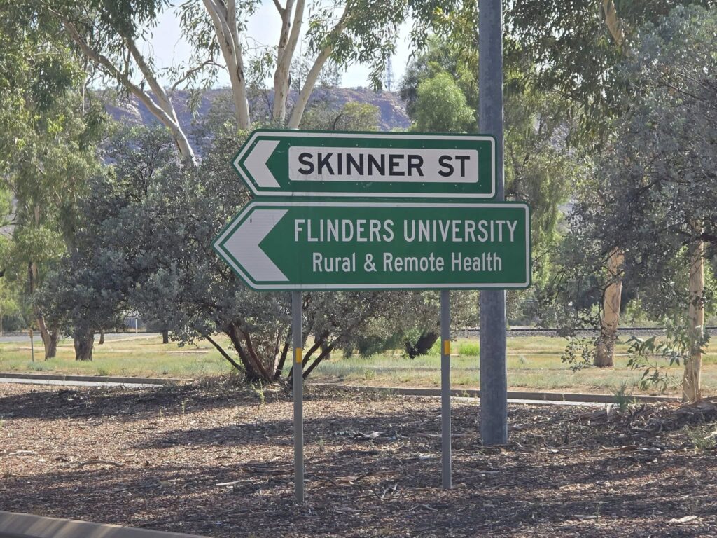 ป้ายบอกทางไปแคมปัส Flinders University ที่ Alice Springs ศูนย์การเรียนรู้ด้าน Rural & Remote Health