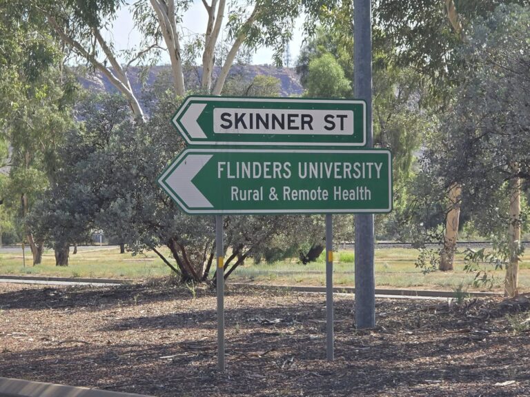 ป้ายบอกทางไปแคมปัส Flinders University ที่ Alice Springs ศูนย์การเรียนรู้ด้าน Rural & Remote Health
